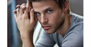 Иногда материальный подарок женщине, может заменить САМ мужчина