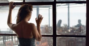 "Просто сидит и смотрит телевизор": почему мужчина не выполняет просьбы и как изменить ситуацию