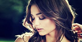 Всего один взмах волосами и женщина в чье-то сердце поселила любовь