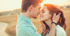 8 милых, но интимных сообщений на ночь, которые заставят его думать только о вас