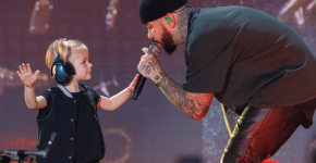 Тимати вывел на сцену 3-летнюю дочь, а песни посвящал Решетовой и Шишковой