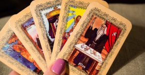 Праздничная Таро Карта Дня на сегодня 25 день декабря Знакам Зодиака, у кого праздничный триумф, а кто насладится настоящей духовной близостью