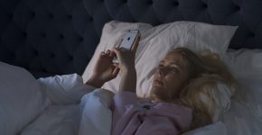 Я делаю вид, что забыла тебя, хотя все еще жду тебя обратно