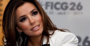 42-летняя Ева Лонгория выгуляла беременный животик в черном мини — фото