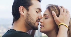 Вот 9 привычек счастливых пар, которые не теряют страсти в своих отношениях: ...