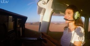 В сеть попало реальное ВИДЕО, как Джоли управляет самолетом