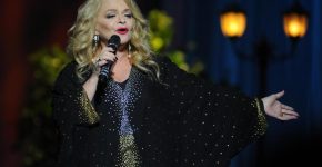 62-летняя Лариса Долина удивила помолодевшим видом — фото